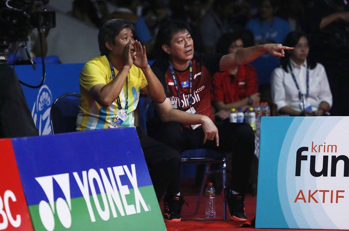 Pelatih Kepala Ganda Putra PBSI, Herry Iman Pierngadi (kiri) dan asisten pelatih, Aryono Miranat, saat memberikan instruksi pada laga semifinal Indonesia Open 2019, di Istora Senayan, Jakarta, Sabtu (20/7/2019).