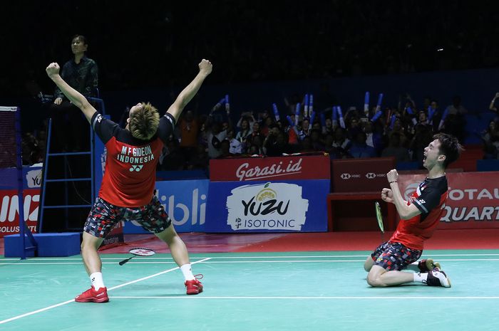 Pasangan ganda putra Indonesia, Marcus Fernaldi Gideon/Kevin Sanjaya Sukamuljo, bereaksi setelah memastikan diri menjadi juara Indonesia Open 2019 di Istora Senayan, Jakarta, Minggu (21/7/2019).