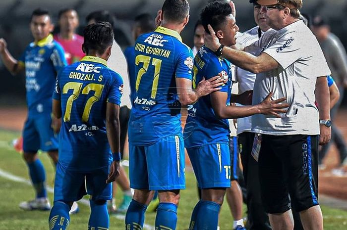 pemain Persib Bandung mendapatkan pelukan dari pelatih Robert Rene Alberts setelah laga kontra Kalteng Putra pada pekan kesembilan Liga 1 2019.