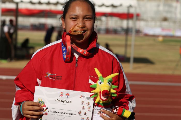 Selebrasi atlet lontar martil putri, Natasha Mahdalita usai meraih emas pada ASG 2019, Senin (22/7/2019)