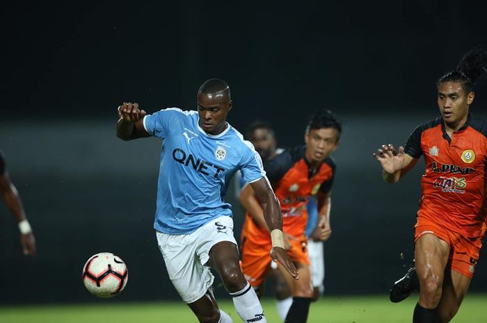 Striker PJ City FC, Washington Brandao (depan) lepas dari kawalan para pemain PKNP FC pada laga pamungkas Liga Super Malaysia 2019 di Stadion Majlis Bandaraya Petaling Jaya, 21 Juli 2019. 