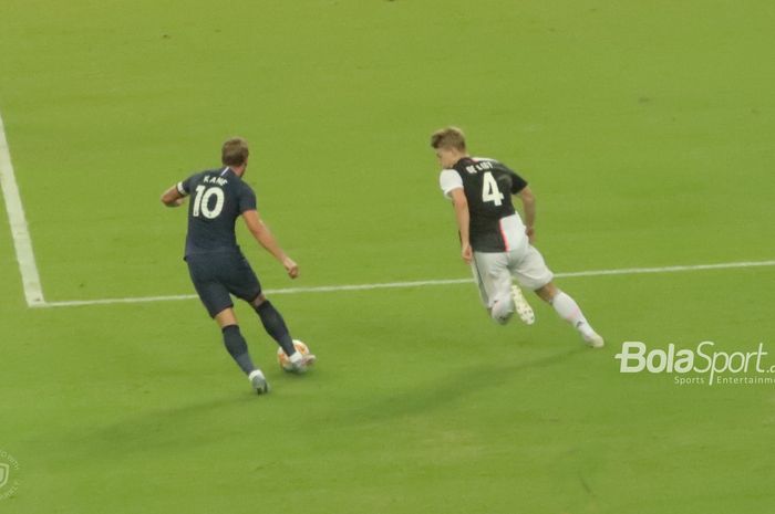 Harry Kane dan Matthijs de Ligt berduel saat laga  International Champions Cup 2019 di National Stadium, Singapura, Minggu (21/7/2019).