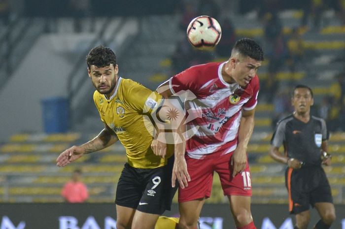 Duel dua pemain Luke Woodland (kanan) dari Kuala Lumpur FA dengan Ronaldo Silva milik Perak FA pada laga pamungkas Liga Super Malaysia 2019 di Stadion Perak, 21 Juli 2019.