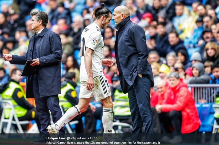 Situasi saat Gareth Bale dan Zinedine Zidane berpapasan ketika sang pemain diganti pada sebuag pertandingan di Liga Spanyol musim 2018-2019. 