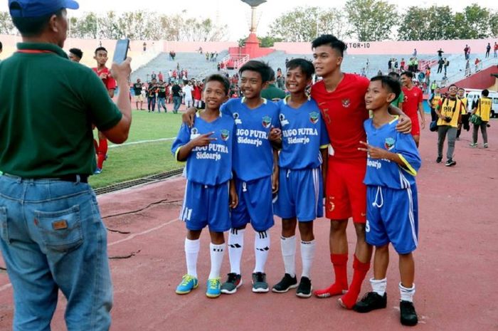 Penyerang timnas U-19 Indonesia, Sutan Zico, melayani sesi foto suporter seusai laga uji coba melawan Persekab Pasuruan, Senin (22/7/2019).