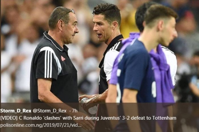 Perdebatan Cristiano Ronaldo dan pelatih Juventus, Maurizio Sarri, dalam laga pramusim di Singapura pada Minggu (21/7/2019).