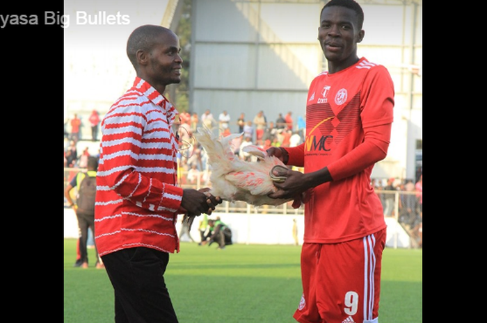 Striker klub Liga Malawi, Hassan Kajoke mendapatkan hadiah dari fan berupa ayam hidup ketika timnya menggulung Karonge United pada Ahad (21/7/2019) di Stadion Kazumu, Blantyre.