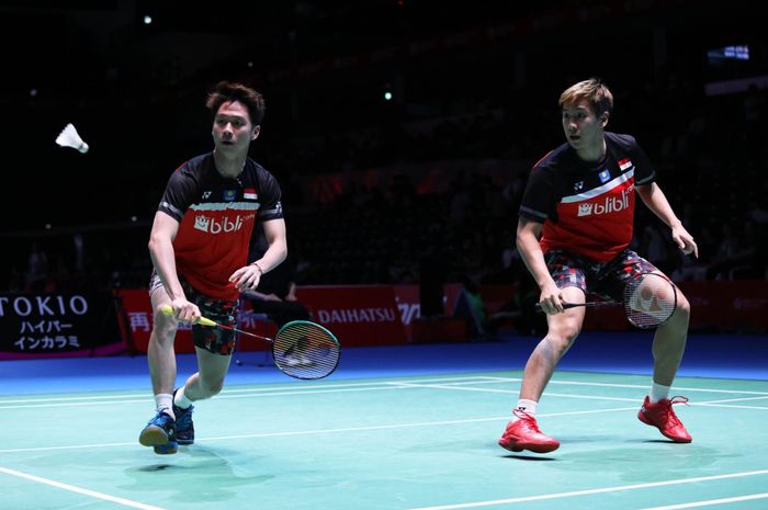 Pasangan ganda putra Indonesia, Kevin Sanjaya Sukamuljo (kiri) dan Marcus Fernaldi Gideon, saat bertanding di Japan Open 2019, Rabu (24/7/2019).