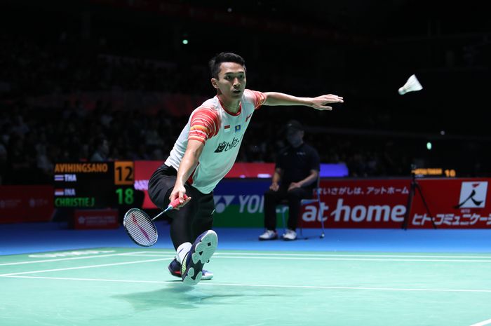 Pebulu tangkis tunggal putra Indonesia, Jonatan Christie, saat menjalani laga melawan Suppanyu Avihingsanon (Thailand) pada babak kesatu Japan Open 2019 di Musashino Forest Sport Plaza, Tokyo, Jepang, Rabu (24/7/2019).