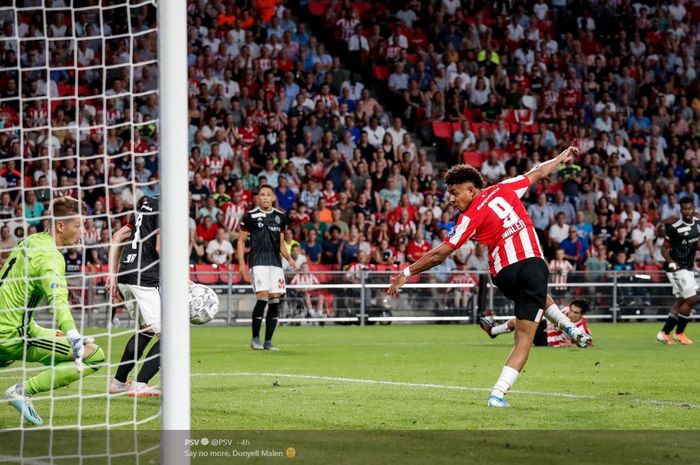 Donyell Malen mencetak gol untuk PSV Eindhoven ke gawang FC Basel dalam laga kualifikasi Liga Champions, 23 Juli 2019.