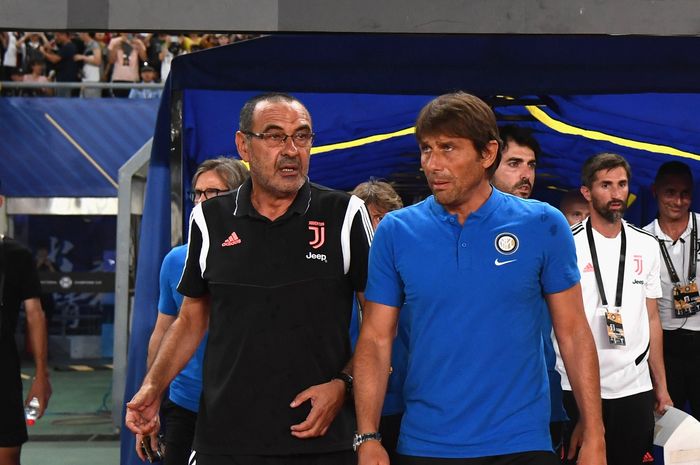 Pelatih Juventus, Maurizio Sarri (kiri), dan juru taktik Inter Milan, Antonio Conte (kanan), jelang laga kedua tim asuhan di International Champions Cup 2019, 24 Juli 2019, Nanjing Olympic Sports Center.