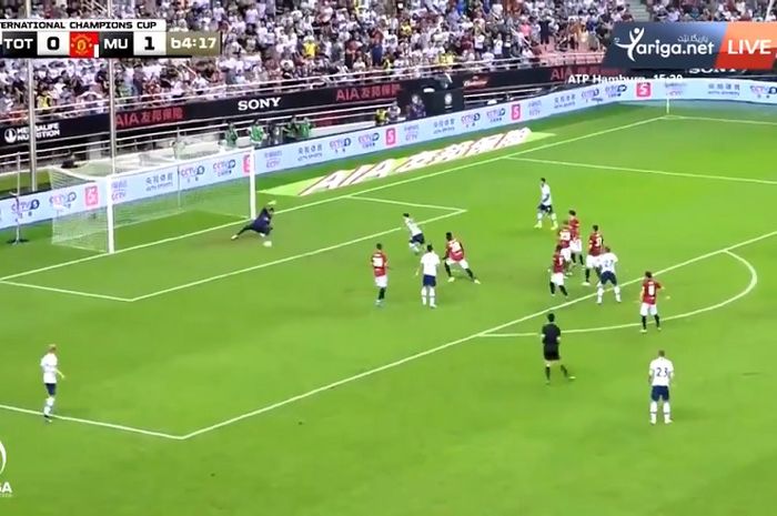 Manchester United dibobol oleh penyerang Tottenham Hotspur, Lucas Moura, dalam laga International Champions Cup 2019 di Stadion Hongkou, 25Juli 2019.