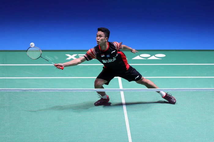 Aksi tunggal putra Indonesia, Anthony Sinisuka Ginting saat berhadapan dengan Kento Momota pada ajang Japan Open 2019, Jumat (26/7/2019)