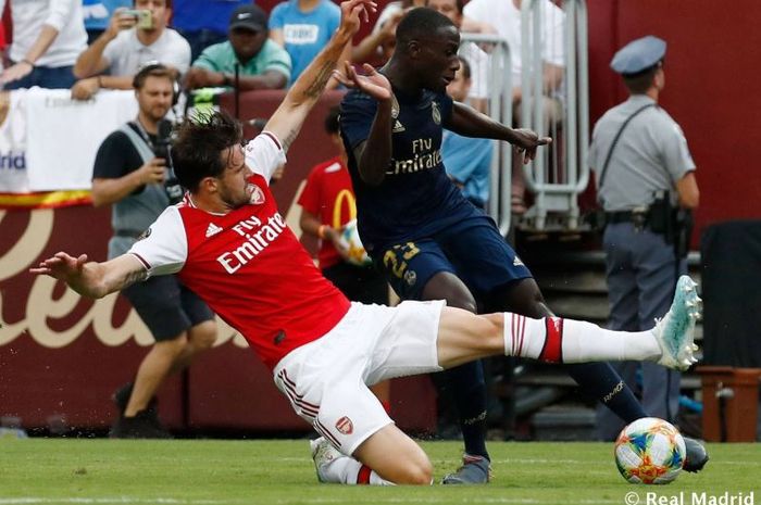 Bek Real Madrid, Ferland Mendy (kanan), berduel dengan pemain Arsenal, Carl Jenkinson dalam International Champions Cup 2019, 24 Juli 2019 di FedEx Field, Maryland, Amerika Serikat.