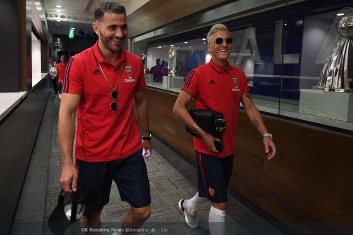 Bek Arsenal Sead Kolasinac (kiri), bersama Mesut Oezil.