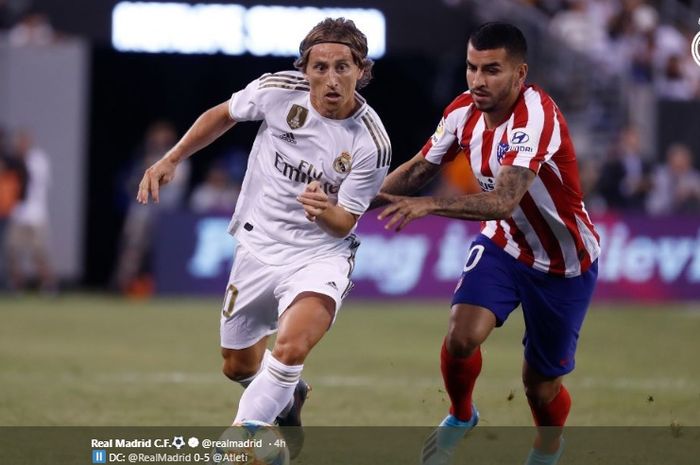 Luka Modric terlibat duel dengan Angel Correa saat laga International Champions Cup 2019, Sabtu (27/7/2019).