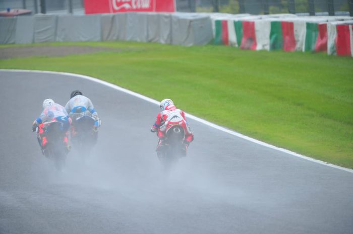 Pembalap AHRT, Irfan Ardiansyah (kanan) saat bersaing pada lintasan basah karena hujan deras pada balap ketahanan 4 jam di Sirkuit Suzuka, Jepang, Sabtu (27/7/2019) pagi.