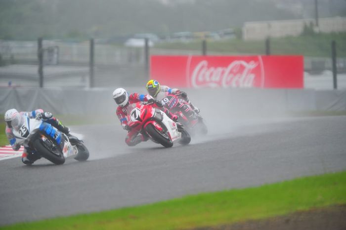 Pembalap Astra Honda Racing Team (AHRT), Irfan Ardiansyah (7) sempat berada di posisi kedua pada awal balap ketahanan 4 jam di Sirkuit Suzuka, Jepang, Sabtu (27/7/2019) pagi. 