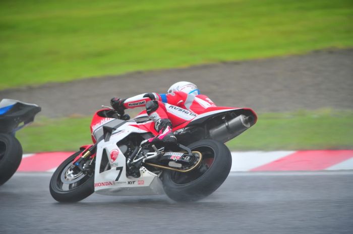 Aksi pembalap AHRT, Irfan Ardiansyah saat bersaing pada lintasan basah karena hujan deras pada balap ketahanan 4 jam di Sirkuit Suzuka, Jepang, Sabtu (27/7/2019) pagi.