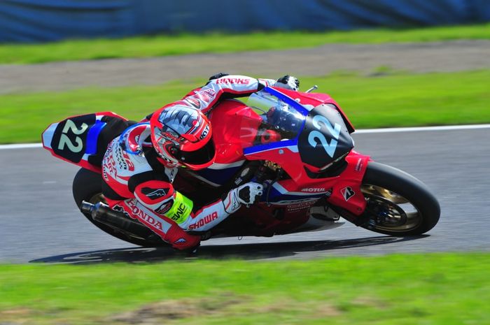 Aksi pembalap binaan PT Astra Honda Motor, Andi Gilang dalam sesi latihan resmi balap ketahanan 8 jam di Sirkuit Suzuka, Jepang pada 26 Juli 2019.