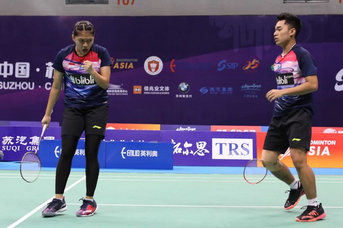 Pasangan ganda campuran Indonesia, Leo Rolly Carnando/Indah Cahya Sari Jamil, melakukan selebrasi saat berlaga di babak semifinal Kejuaraan Asia Junior 2019, di Suzhou Olympic Sports Centre, Suzhou, China, Sabtu (27/7/2019).