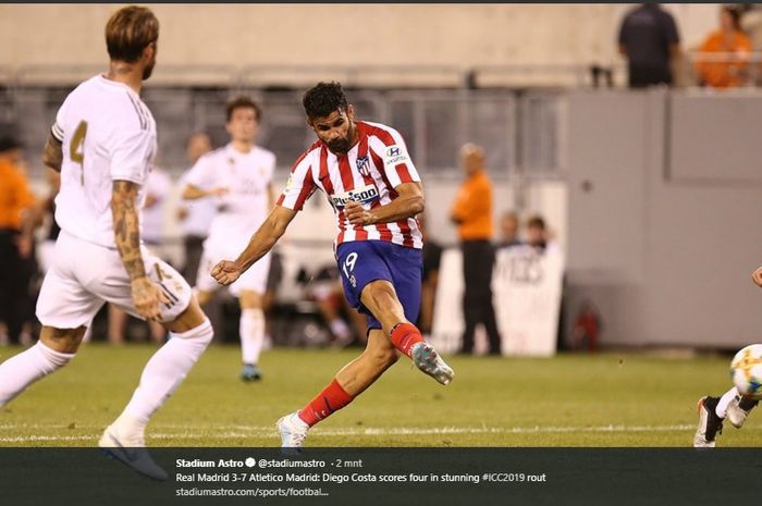 Striker Atletico Madrid, Diego Costa, mencetak gol pembuka melalui sepakan kaki kanan ke arah gawang Real Madrid pada pertandingan International Champions Cup, Sabtu (27/7/2019).