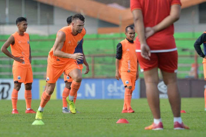 Skuad Persija Jakarta menjalani official training di Stadion Andi Mattalatta, Makasar, Sabtu (27/7/2019).