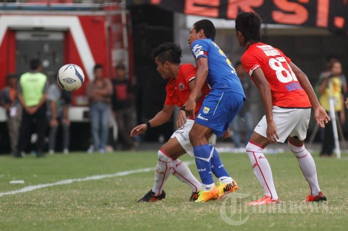 Pemain Persib Bandung, M Ridwan (tengah) diadang dua pemain Persija Jakarta saat laga lanjutan Liga Super Indonesia (LSI) di Stadion Maguwoharjo, Sleman, DI Yogyakarta, Rabu (28/8/2013).