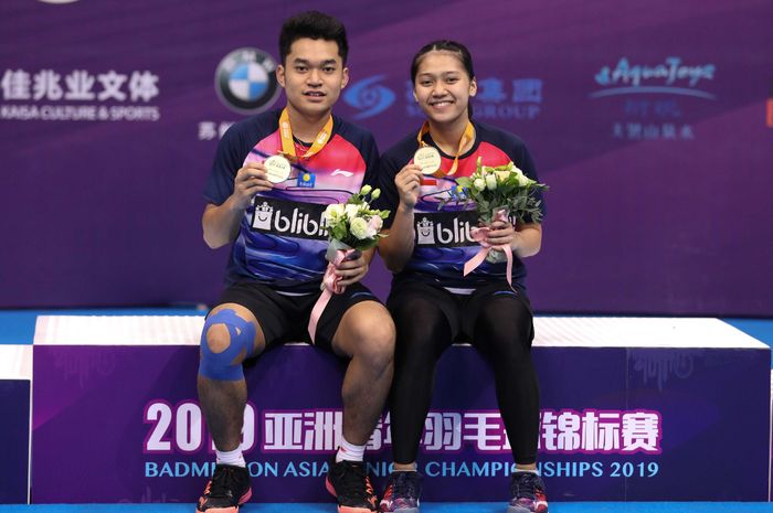 Pasangan ganda campuran Indonesia, Leo Rolly carnando/Indah Cahya Sari Jamil, setelah memenangi Kejuaraan Asia Junior 2019 kategori individual, di Suzhou Olympic Sports Centre, Suzhou, China, Minggu (28/7/2019)