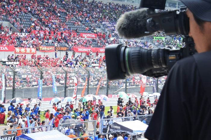 Para pendukung tim Honda pada Suzuka 8 Hours 2019 di tribune utama Sirkuit Suzuka, Jepang pada Minggu (28/7/2019).