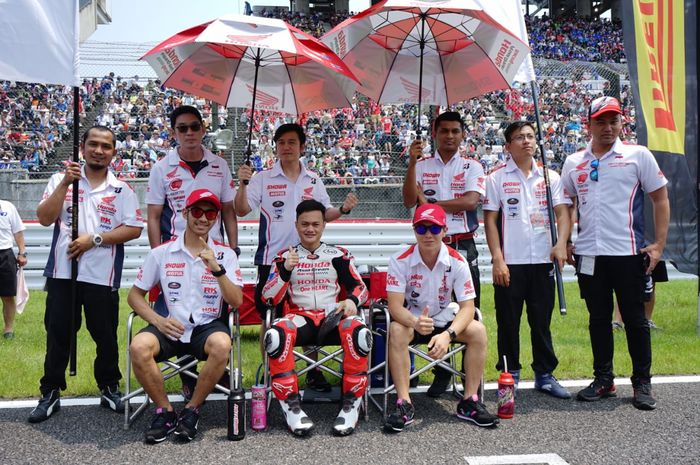 Tiga pembalap Honda Asia-Dream Racing with SHOWA; Andi Gilang, Muhammad Zaqhwan Zaidi asal Malaysia dan rider Jepang, Teppei Nagoe (duduk dari kiri ke kanan) sebelum start pada Suzuka 8 Hours 2019 di Sirkuit Suzuka, Jepang, Minggu (28/7/2019).