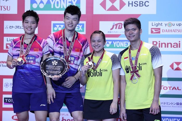 (dari kiri) Huang Dong Ping/Wang Yi Lyu dari China dan Melati Daeva Oktavianti/Praveen Jordan dari Indonesia saat penyerahan hadiah Japan Open 2019. Praveen/Melati dan Wang/Huang akan mengalami situasi berbeda saat bertanding pada Indonesia Masters 2023.