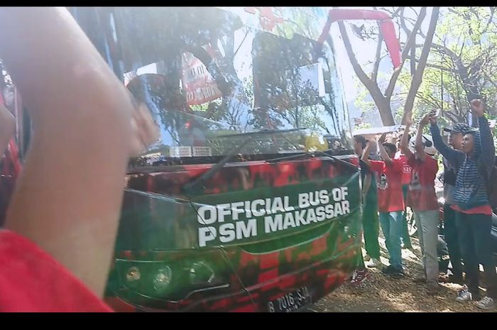 Bus tim PSM Makassar tiba di Stadion Mattoangin, Makassar, jelang laga final leg kedua Piala Indonesia, Minggu (28/7/2019).