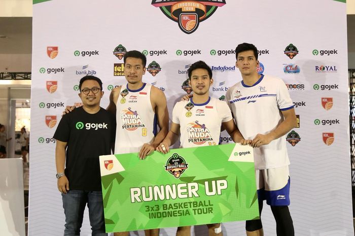 Runner-up IBL 3x3 Seri Bandung 2019,  Satria Muda Pertamina Jakarta, yang diperkuat Kevin Yonas Sitorus (kanan), Audy Bagastyo (tengah), dan Sandy Ibrahim (kiri) berpose dengan perwakilan Go-jek selaku sponsor utama turnamen seusai menjalani laga final di 23 Paskal, Bandung, Jawa Barat, Minggu (28/7/2019).