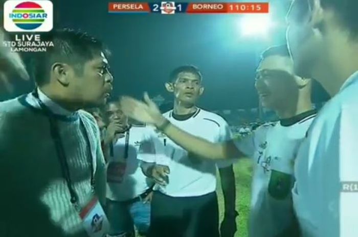 Pelatih Persela Lamongan, Nilmaizar (kiri), mendebat keputusan wasit dalam laga Liga 1 kontra Borneo FC di Surajaya, Lamongan, 29 Juli 2019.