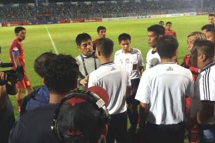 Pelatih Persela Nil Maizar terlibat debat dengan wasit Wawan Rapiko asal Riau dalam laga Persela vs Borneo FC yang diwarnai protes akibat penalti kontroversi, Senin malam (29/7/2019). 