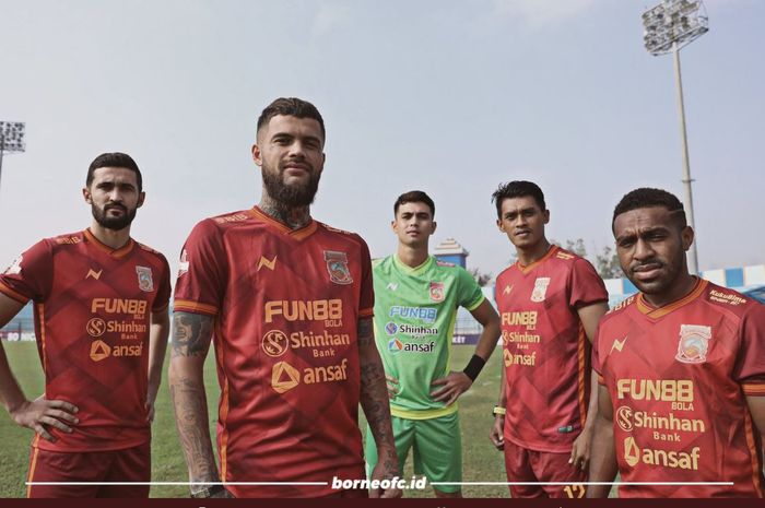 Para pemain Borneo FC berpose di lapangan.