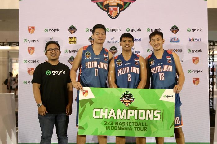 Juara IBL 3x3 Seri Bandung 2019,  Pelita Jaya Jakarta, yang diperkuat Reggie Mononimbar (kanan), Kharis Indarji (tengah), dan Alkristian Chandra (kiri) berpose dengan perwakilan Go-jek selaku sponsor utama turnamen seusai memenangi laga final di 23 Paskal, Bandung, Jawa Barat, Minggu (28/7/2019).