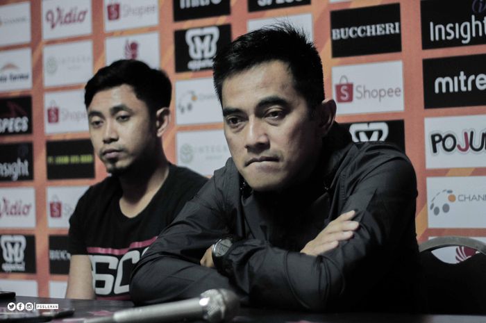 Pelatih PSS Sleman, Seto Nurdiantoro (kanan) dan Kapten tim, Bagus Nirwanto saat jumpa pers sebelum laga pada Selasa (30/7/2019).