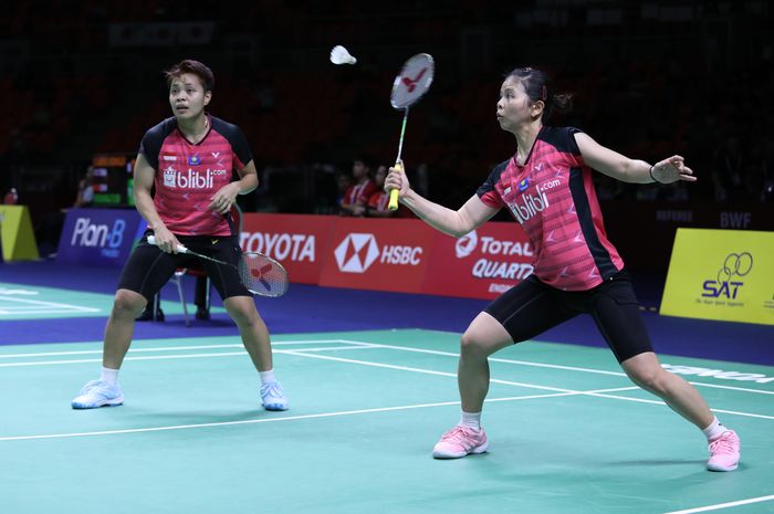 Pasangan ganda putri Indonesia, Greysia Polii/Apriyani Rahayu, saat menghadapi rekan senegara, Siti Fadia Silva Ramadhanti/Ribka Sugiarto, pada babak kesatu Thailand Open 2019 di Indoor Stadium Huamark, Bangkok, Thailand, Rabu (31/7/2019).