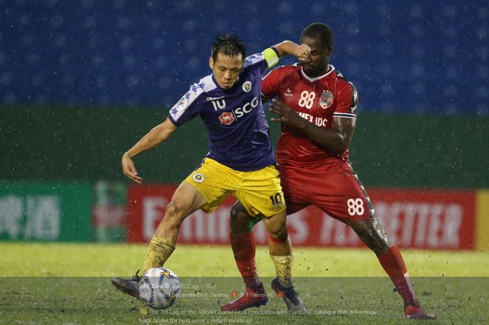 Penyerang Hanoi FC, Nguyen Van Quyet (depan), menentukan kemenangan tim atas Becamex Binh Duong dalam leg pertama final Piala AFC 2019 Zona ASEAN, 31 Juli 2019.