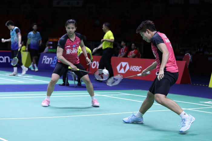 Pasangan ganda putri Indonesia, Greysia Polii/Apriyani Rahayu, saat menghadapi rekan senegara, Siti Fadia Silva Ramadhanti/Ribka Sugiarto, pada babak kesatu Thailand Open 2019 di Indoor Stadium Huamark, Bangkok, Thailand, Rabu (31/7/2019).