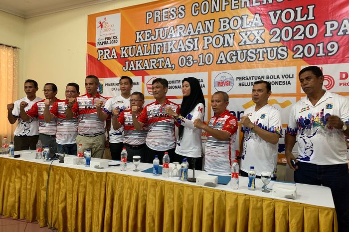 Pengurus KONI DKI Jakarta dan perwakilan atlet serta pelatih tim voli DKI Jakarta pada konferensi Pers Pra-Kualifikasi PON 2020 di Jakarta, Kamis (1/8/2019).