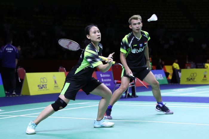 Pasangan ganda campuran Indonesia, Rinov Rivaldy (kanan) dan Pitha Haningtyas Mentari, saat berlaga pada babak kedua Thailand Open 2019, Kamis (1/8/2019).