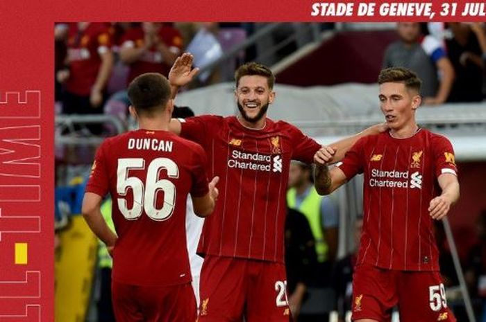 Winger Liverpool, Harry Wilson (kanan), merayakan gol yang dicetak ke gawang Olympique Lyon dalam laga pramusim di Stade de Geneve pada 31 Juli 2019.