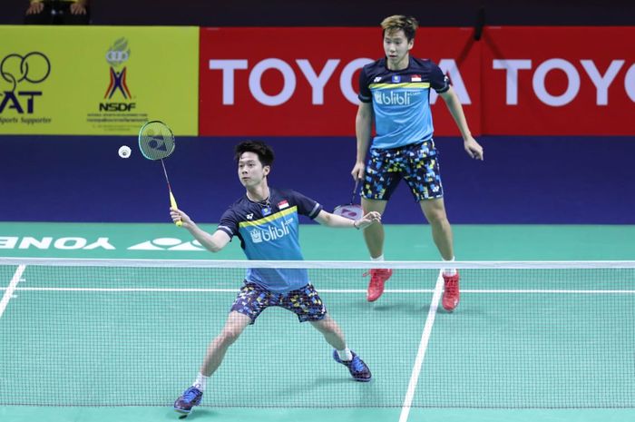 Pasangan ganda putra Indonesia, Marcus Fernaldi Gideon/Kevin Sanjaya Sukamuljo, mengembalikan kok ke arah Ou Xuan Yi/Zhang Nan (China) di Indoor Stadium Huamark, Kamis (1/8/2019).