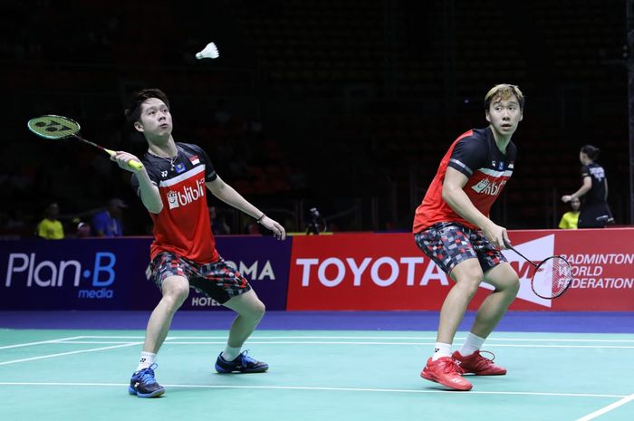 Pasangan ganda putra Indonesia, Marcus Fernaldi Gideon/Kevin Sanjaya Sukamuljo, mengembalikan kok ke arah Hiroyuki Endo/Yuta Watanabe (Jepang) pada laga perempat final Thailand Open 2019 di Huamark Indoor Stadium, Jumat (2/8/2019).