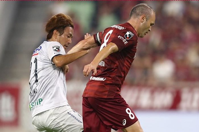 Gelandang Vissel Kobe, Andres Iniesta (kanan) yang coba dihadang pemain Gamba Osaka pada laga pekan ke-21 Liga Jepang 1 2019 di Stadion Noevir, 2 Agustus 2019.