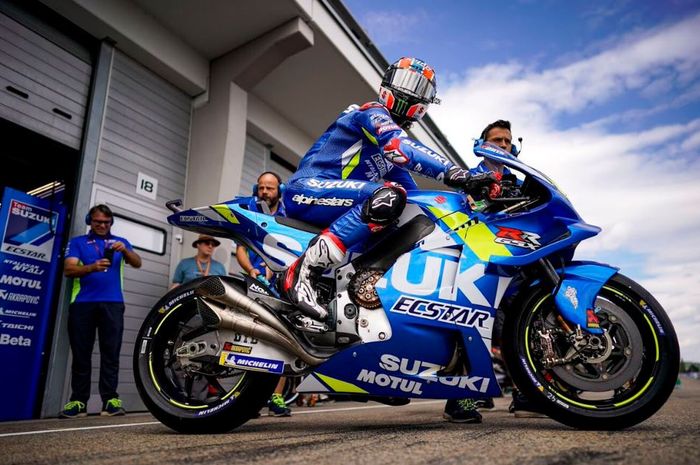 Pembalap Suzuki Ecstar, Alex Rins saat turun pada sesi latihan bebas 1 MotoGP Republik Ceska 2019, Jumat (2/8/2019)