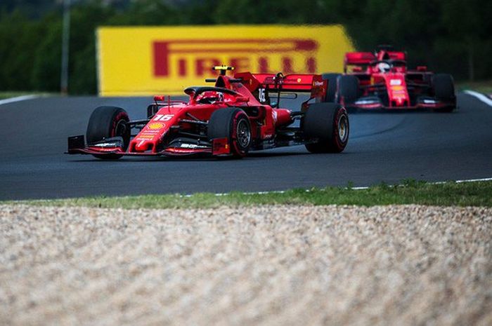 Kedua pembalap Ferrari saat sedang menjalani sesi latihan di sirkuit Brno Jumat (2/8/2019)